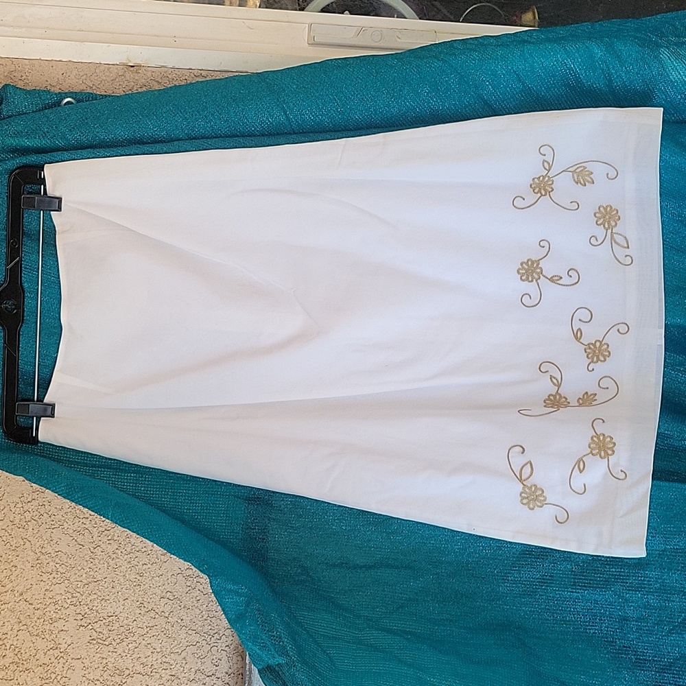 ANN TAYLOR White lined Maxi Skirt Embroidered Flowers  sz 8